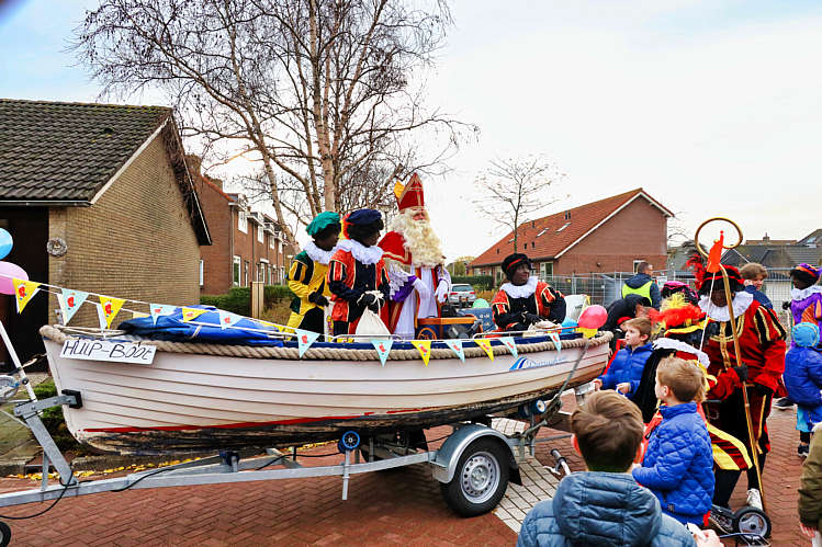 Aankomst van de Sint en zijn Zwarte Pieten in Waarder_020